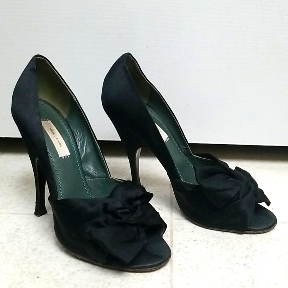 MARC JACOBS satin bow peep toe classic pumps Sz 37
